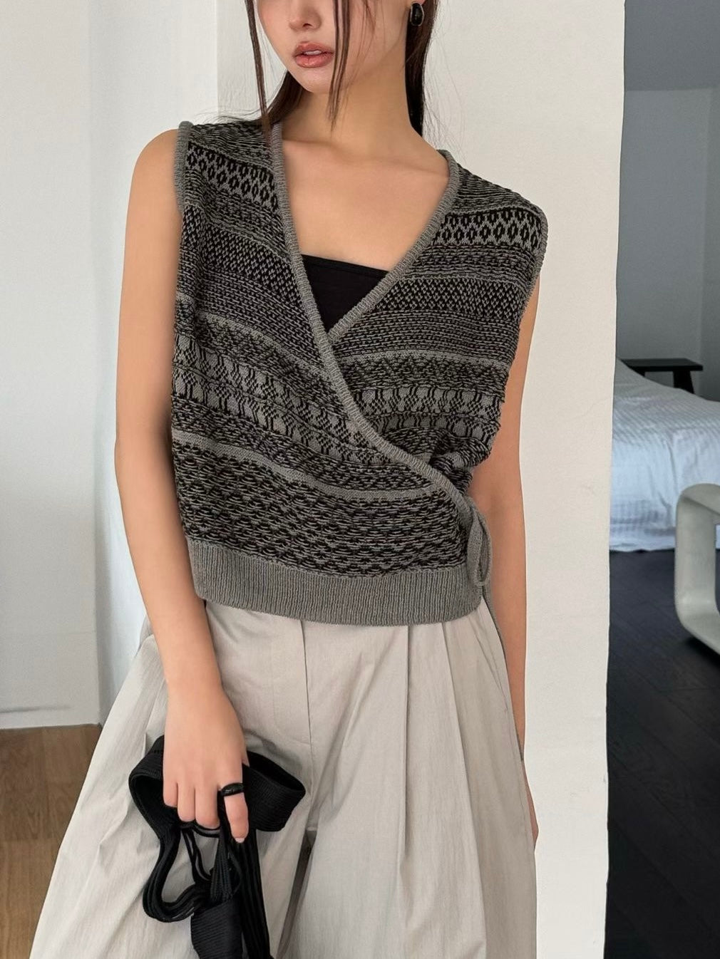 MZ996 CROPPED KNIT V-NECK VEST