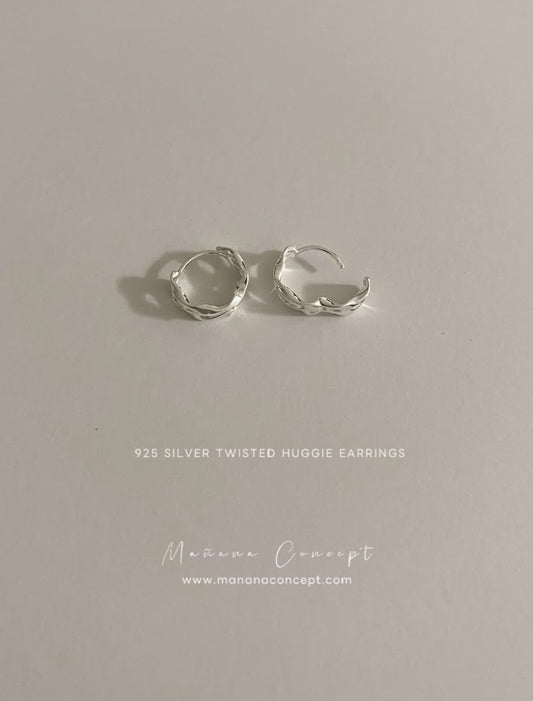 MB027 925 SILVER TWISTED HUGGIE EARRINGS〔 L'Heure Bleue 〕