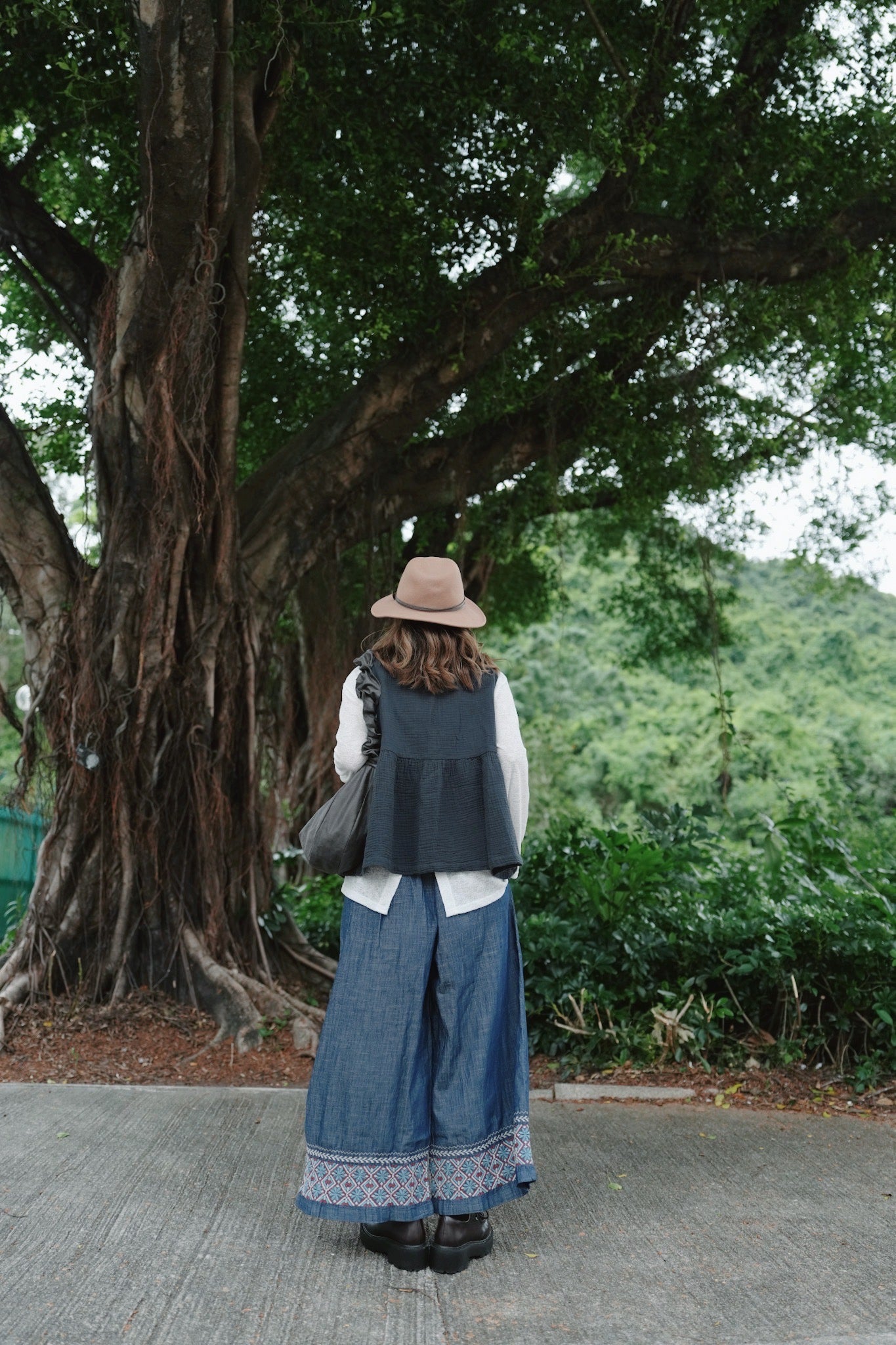 NA458 EMBROIDERED DENIM PANTS