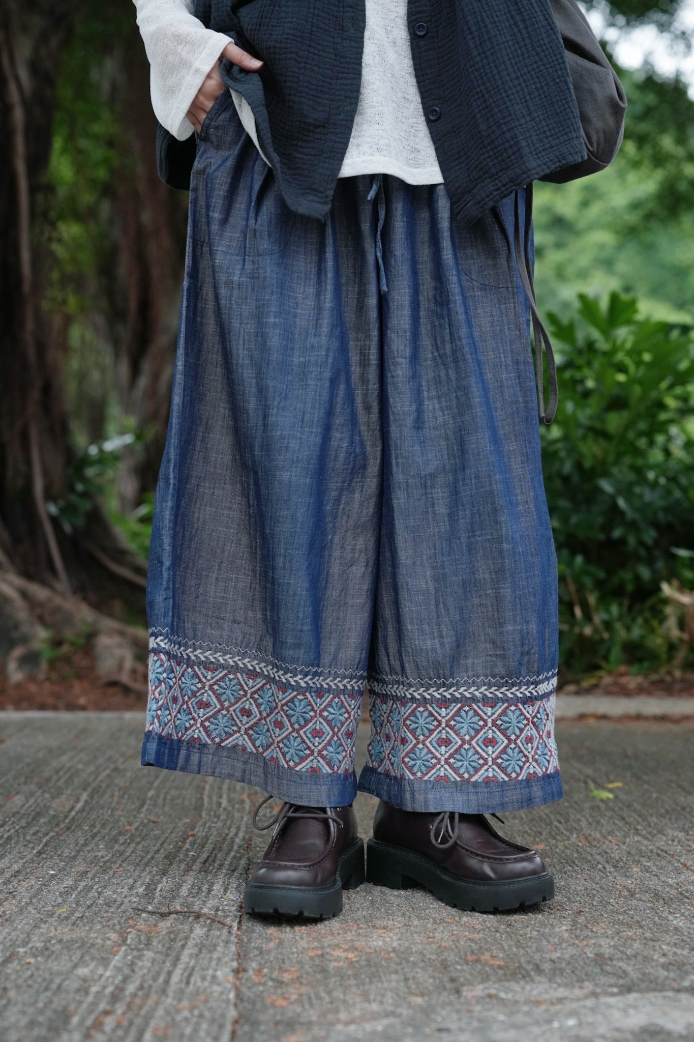 NA458 EMBROIDERED DENIM PANTS
