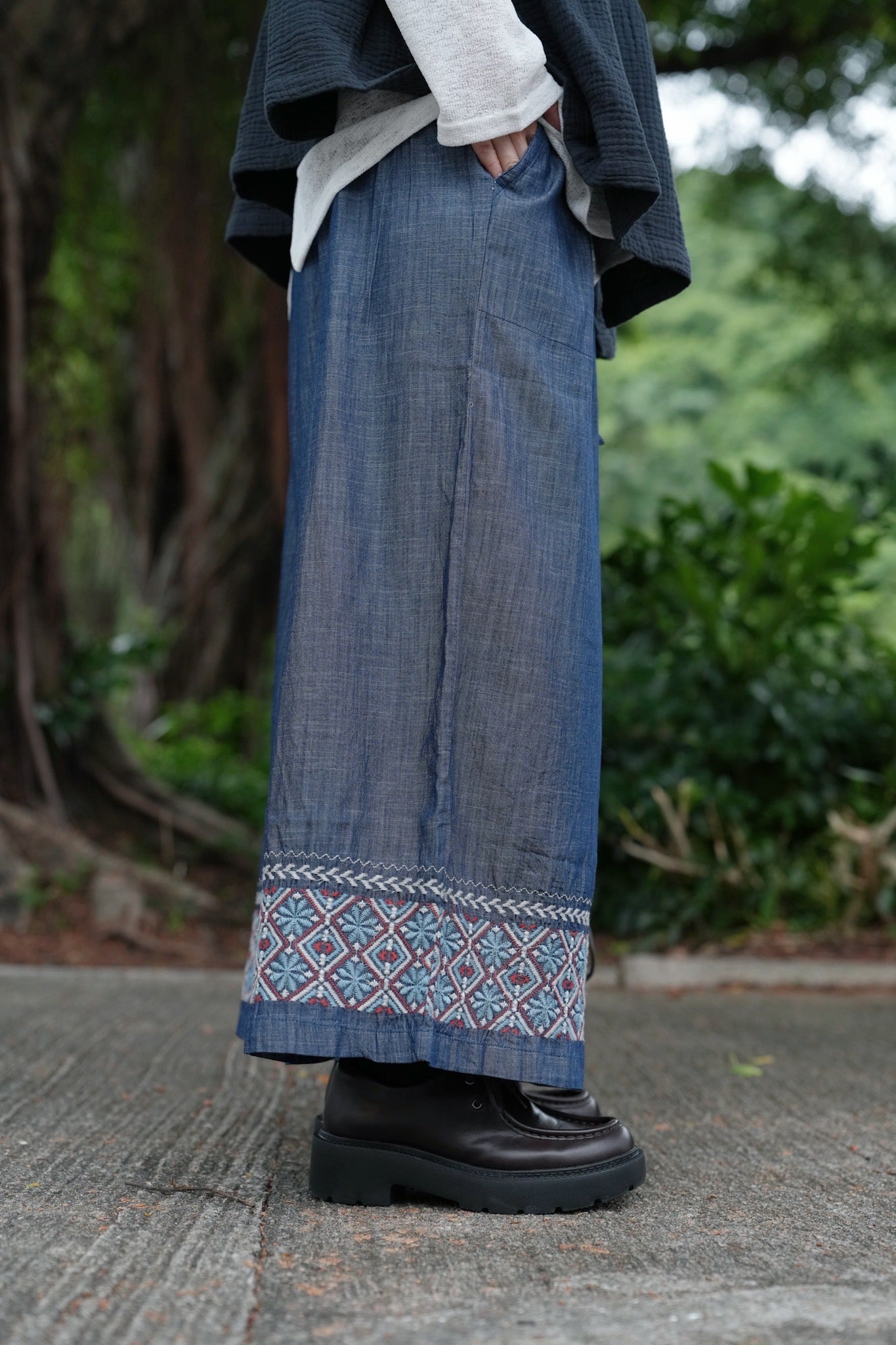 NA458 EMBROIDERED DENIM PANTS
