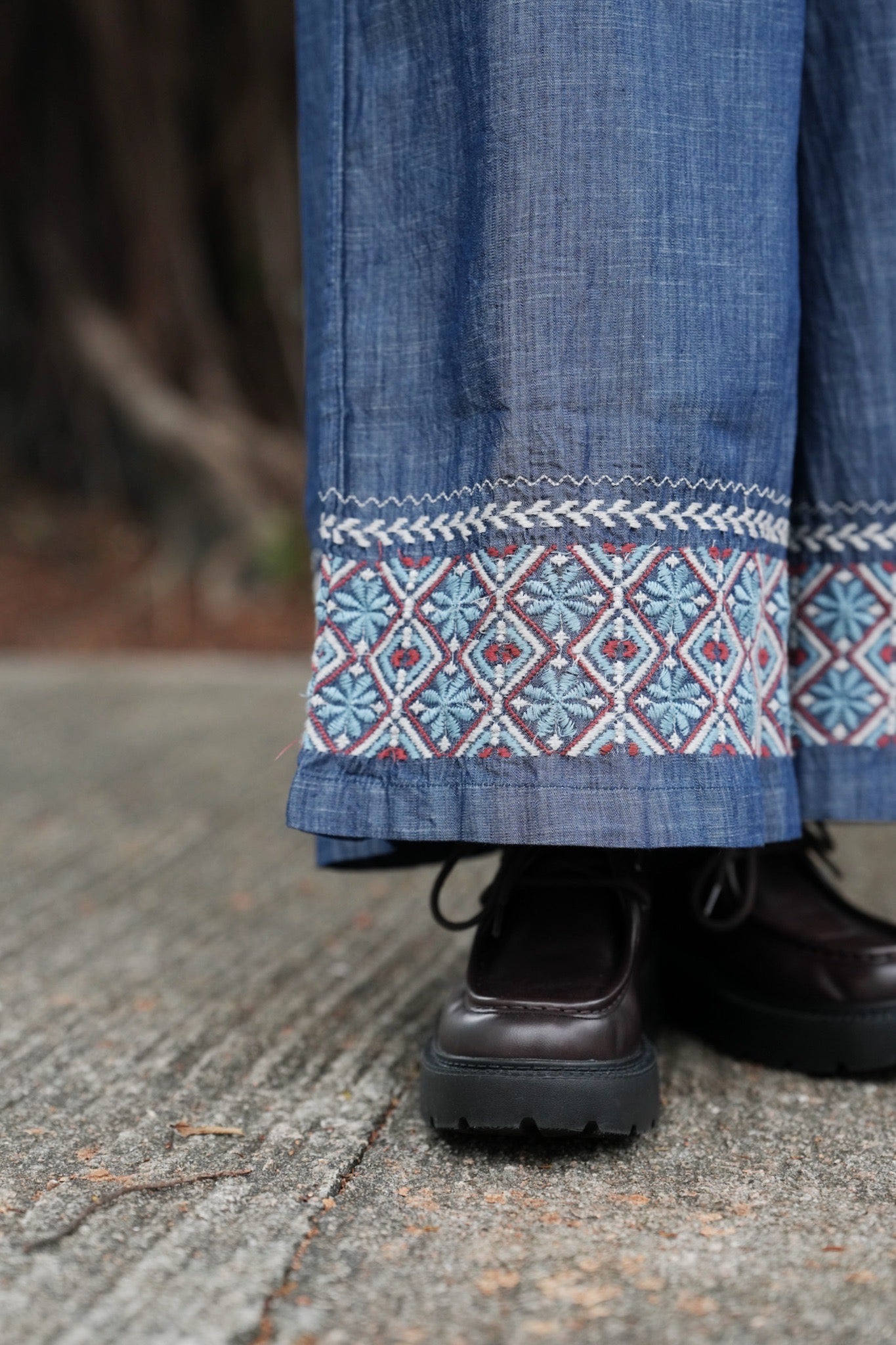 NA458 EMBROIDERED DENIM PANTS