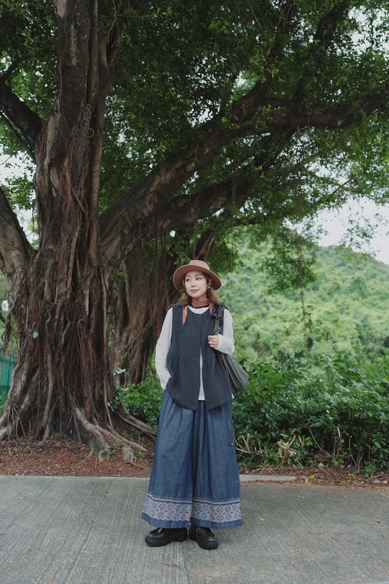 NA458 EMBROIDERED DENIM PANTS