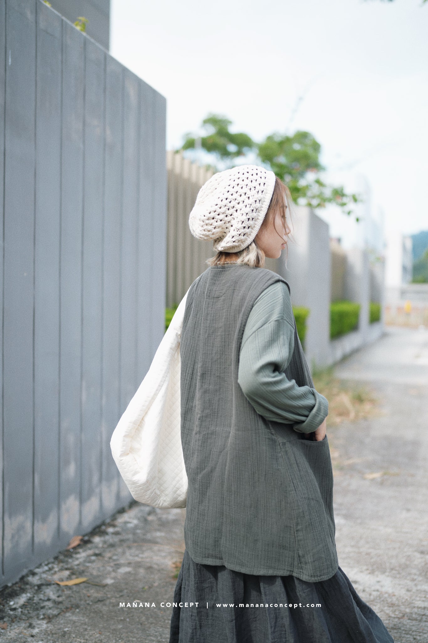 CA672 COLLARLESS CREPE VEST