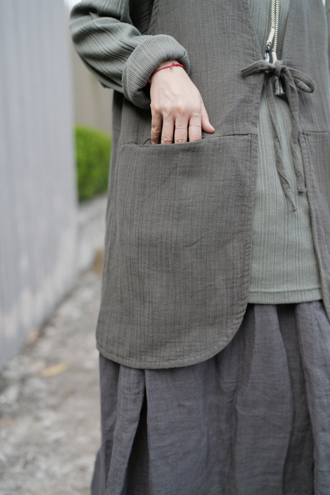 CA672 COLLARLESS CREPE VEST