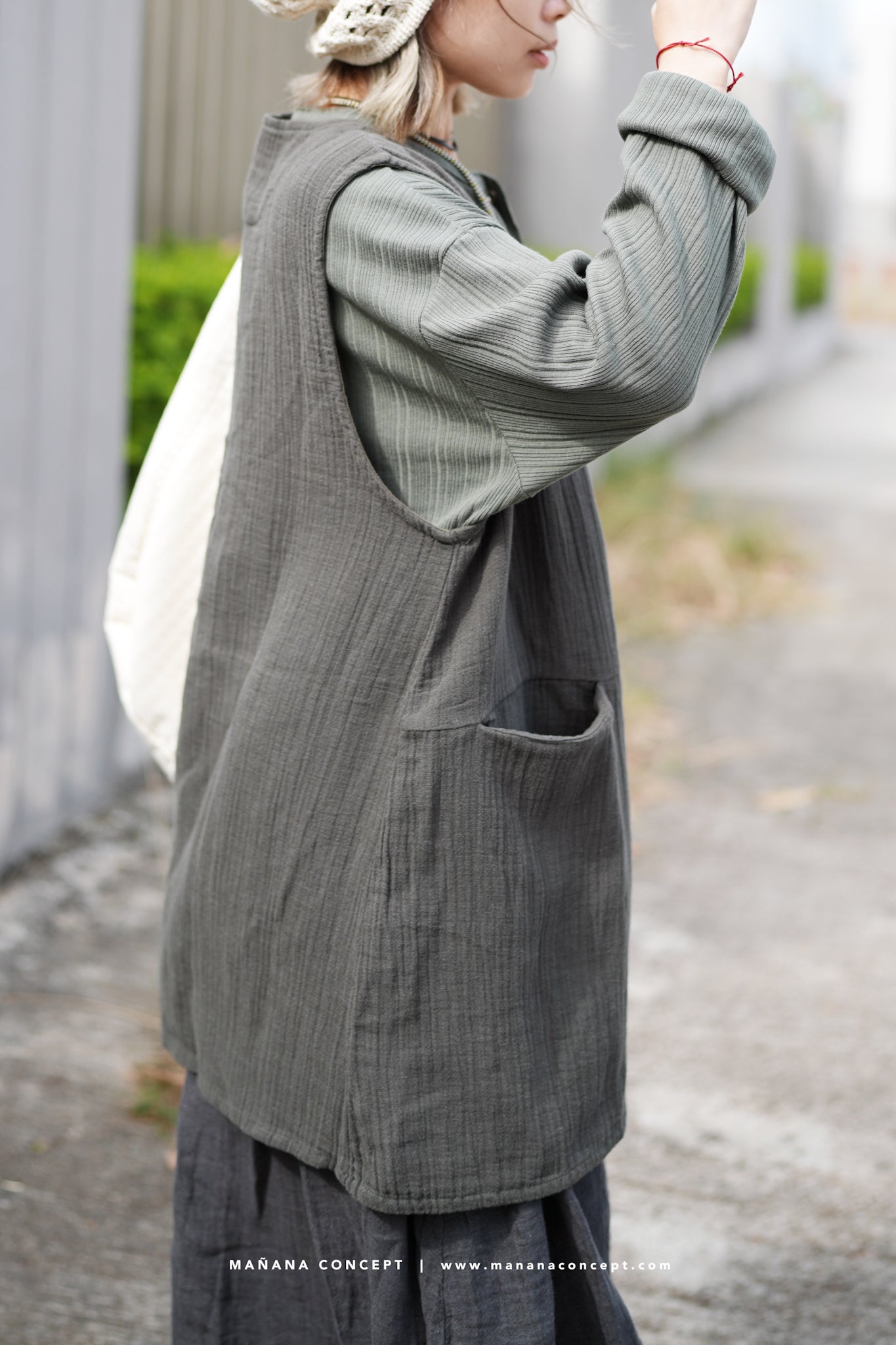 CA672 COLLARLESS CREPE VEST