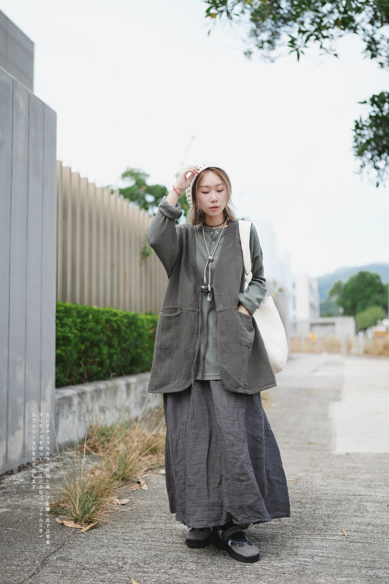 CA672 COLLARLESS CREPE VEST