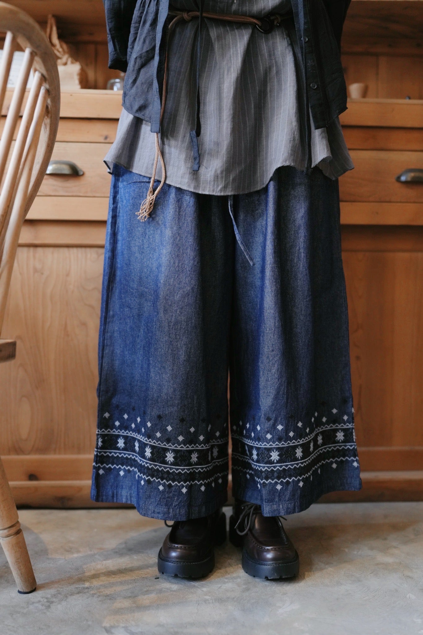 NA458 EMBROIDERED DENIM PANTS