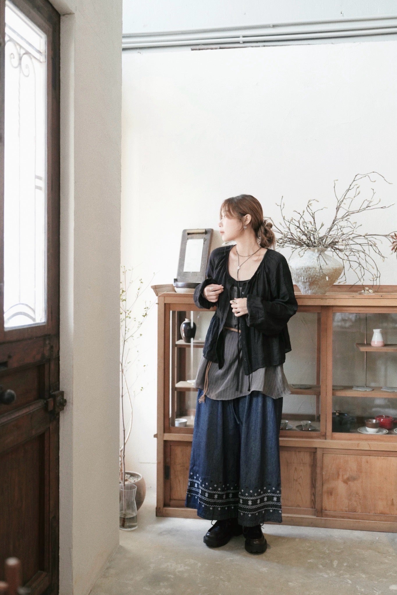 NA458 EMBROIDERED DENIM PANTS