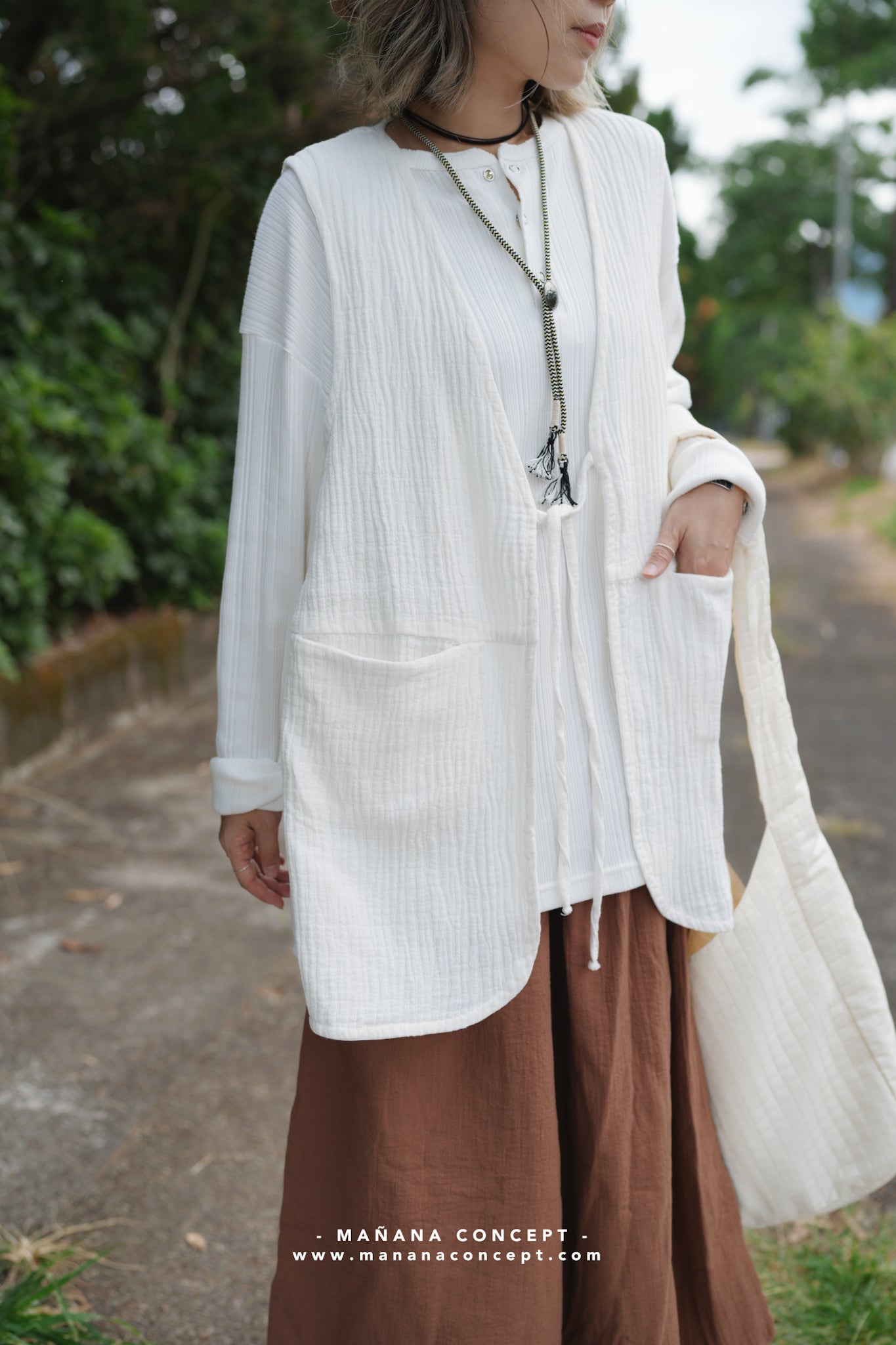 CA672 COLLARLESS CREPE VEST