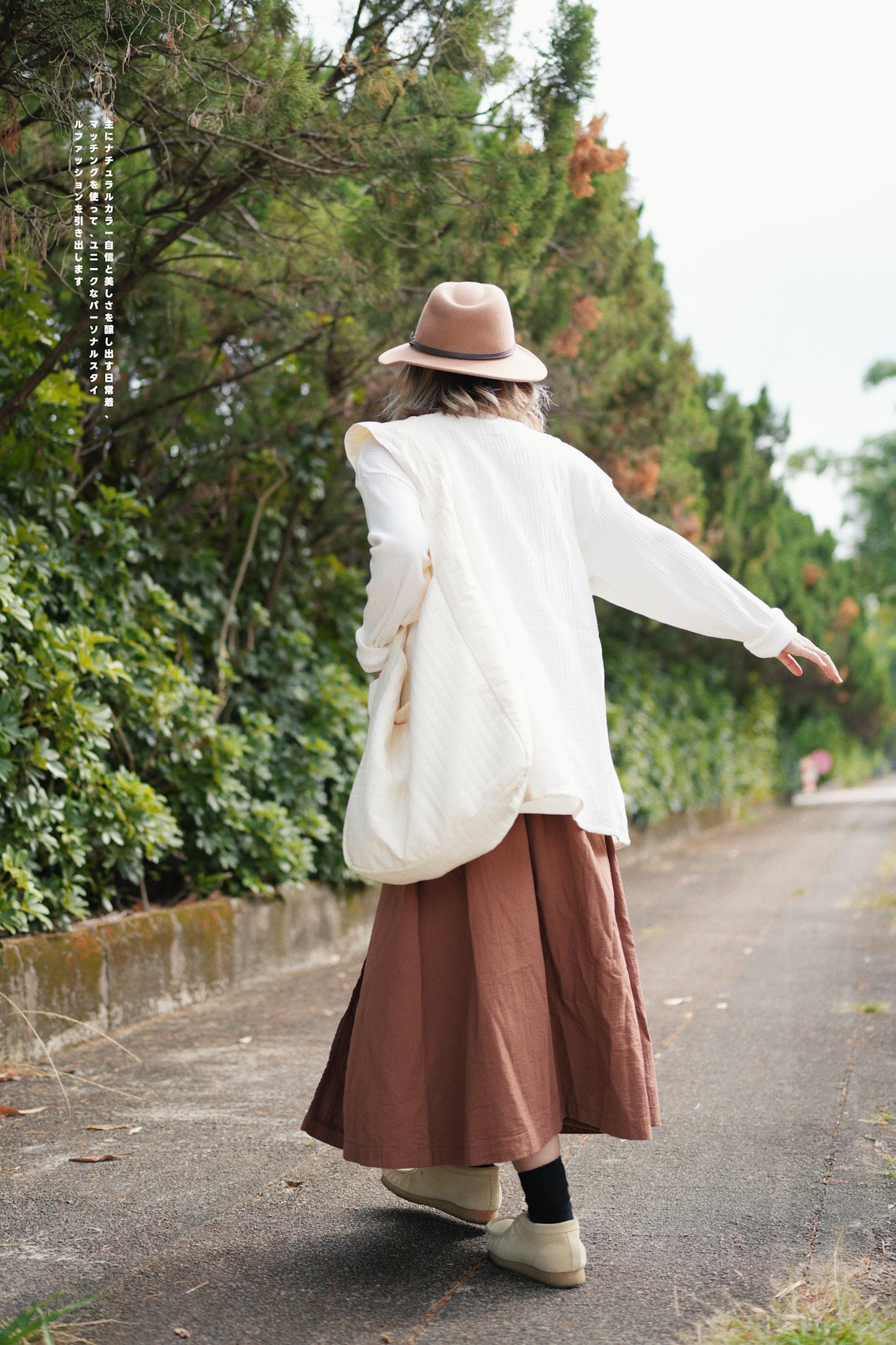 CA672 COLLARLESS CREPE VEST