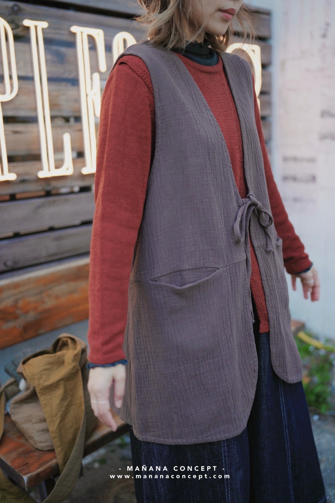 CA672 COLLARLESS CREPE VEST
