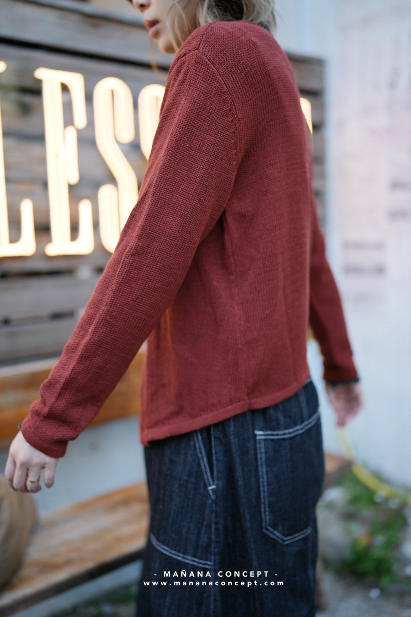 MZ562 CROSS FRONT KNIT TOP