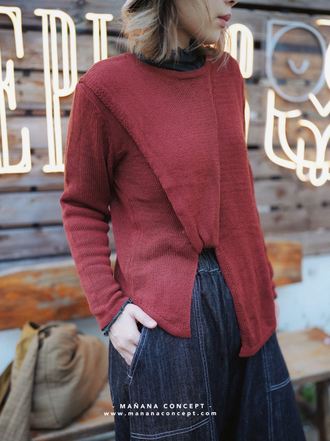 MZ562 CROSS FRONT KNIT TOP