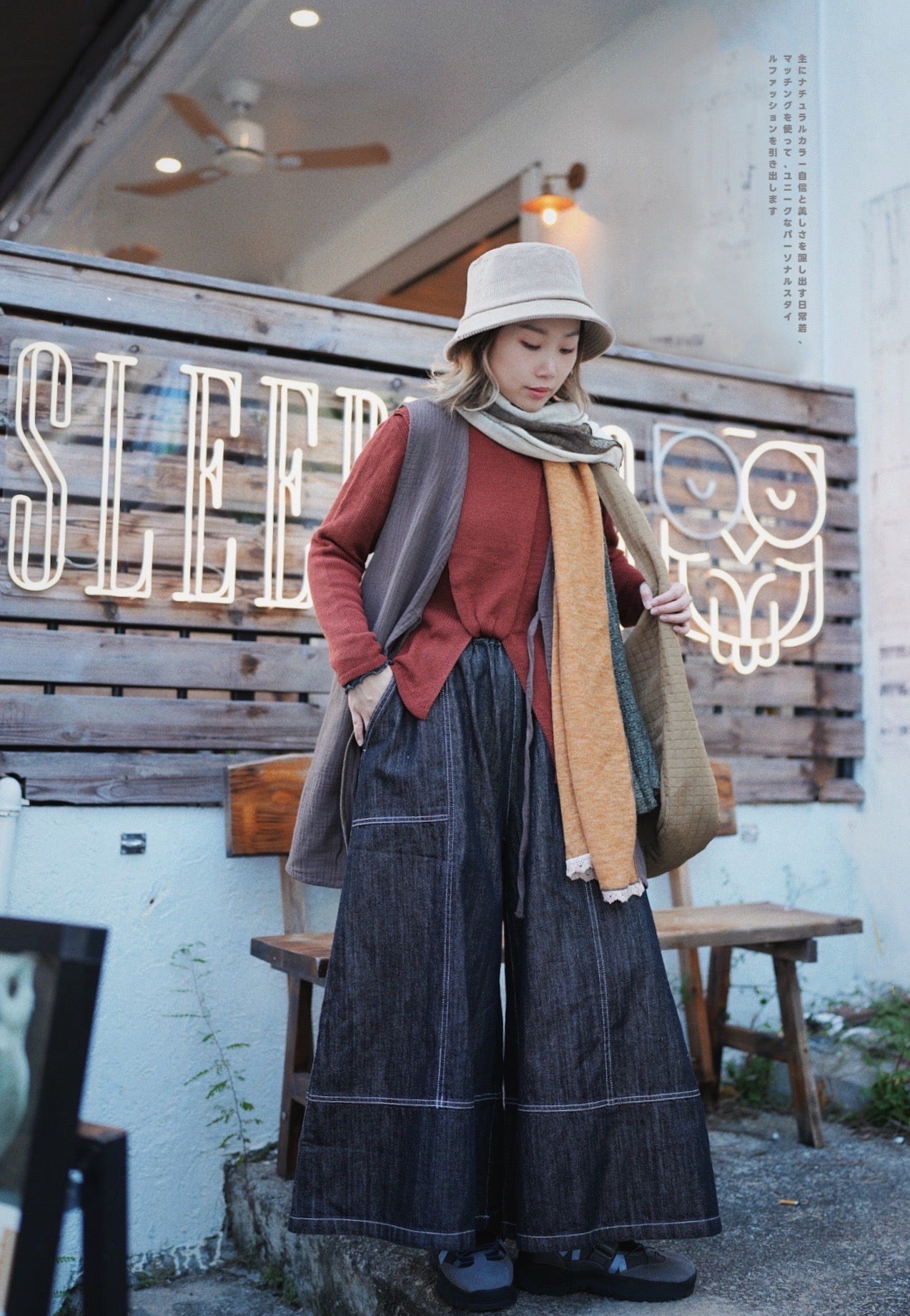 CA672 COLLARLESS CREPE VEST