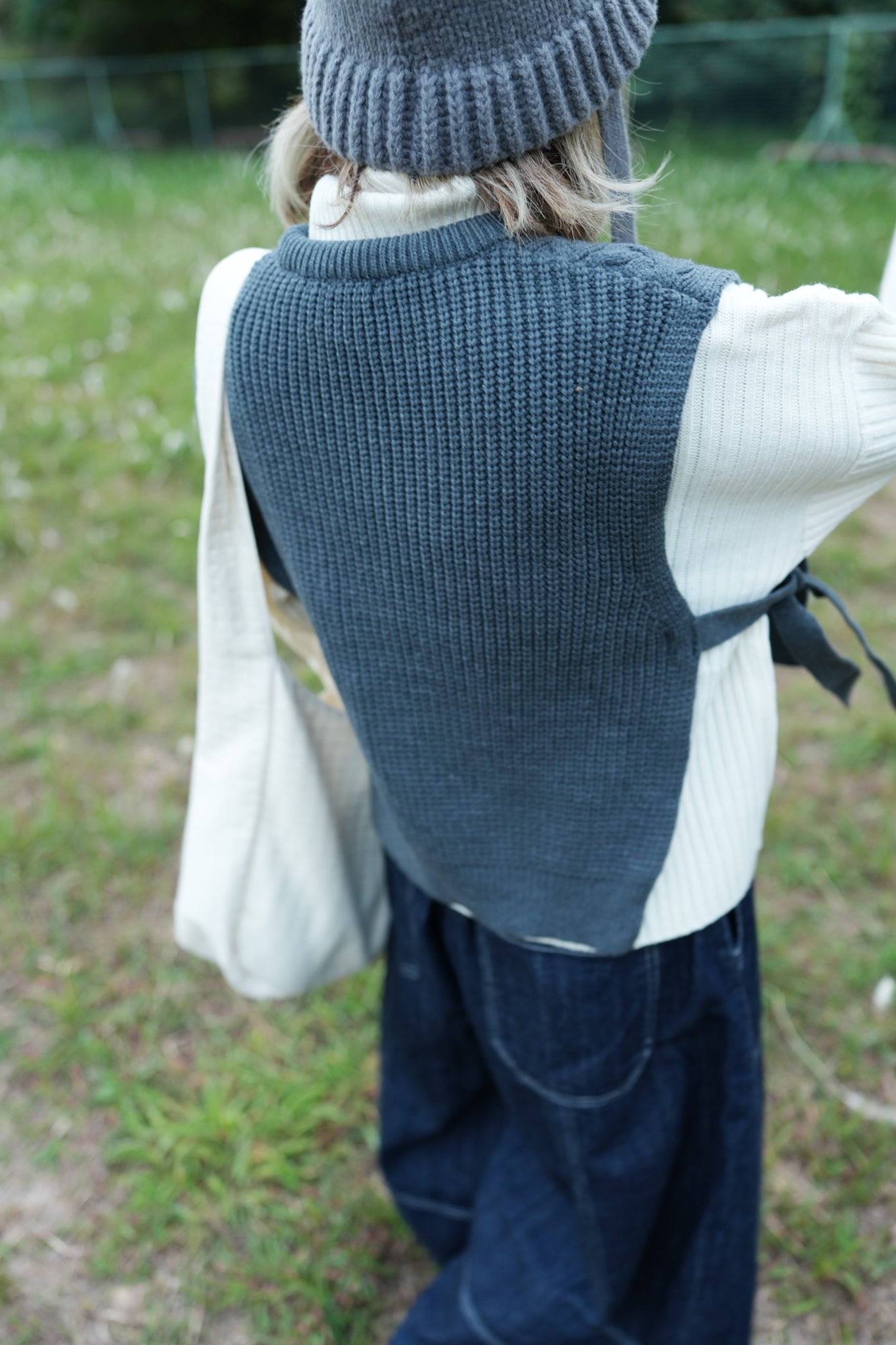 MZ593 CABLE-KNIT VEST TOP