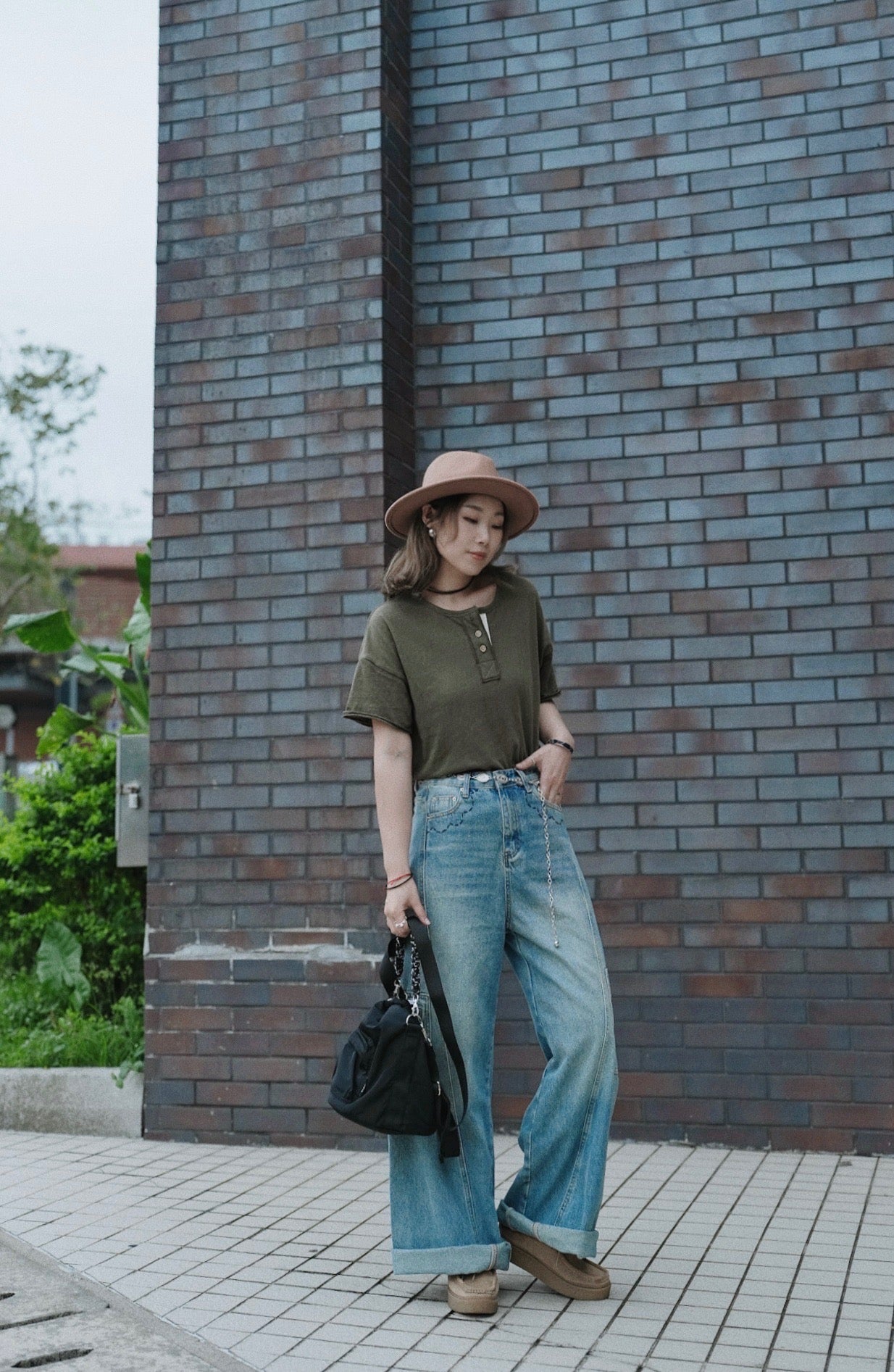 MZ740 EMBROIDERED POCKET JEANS
