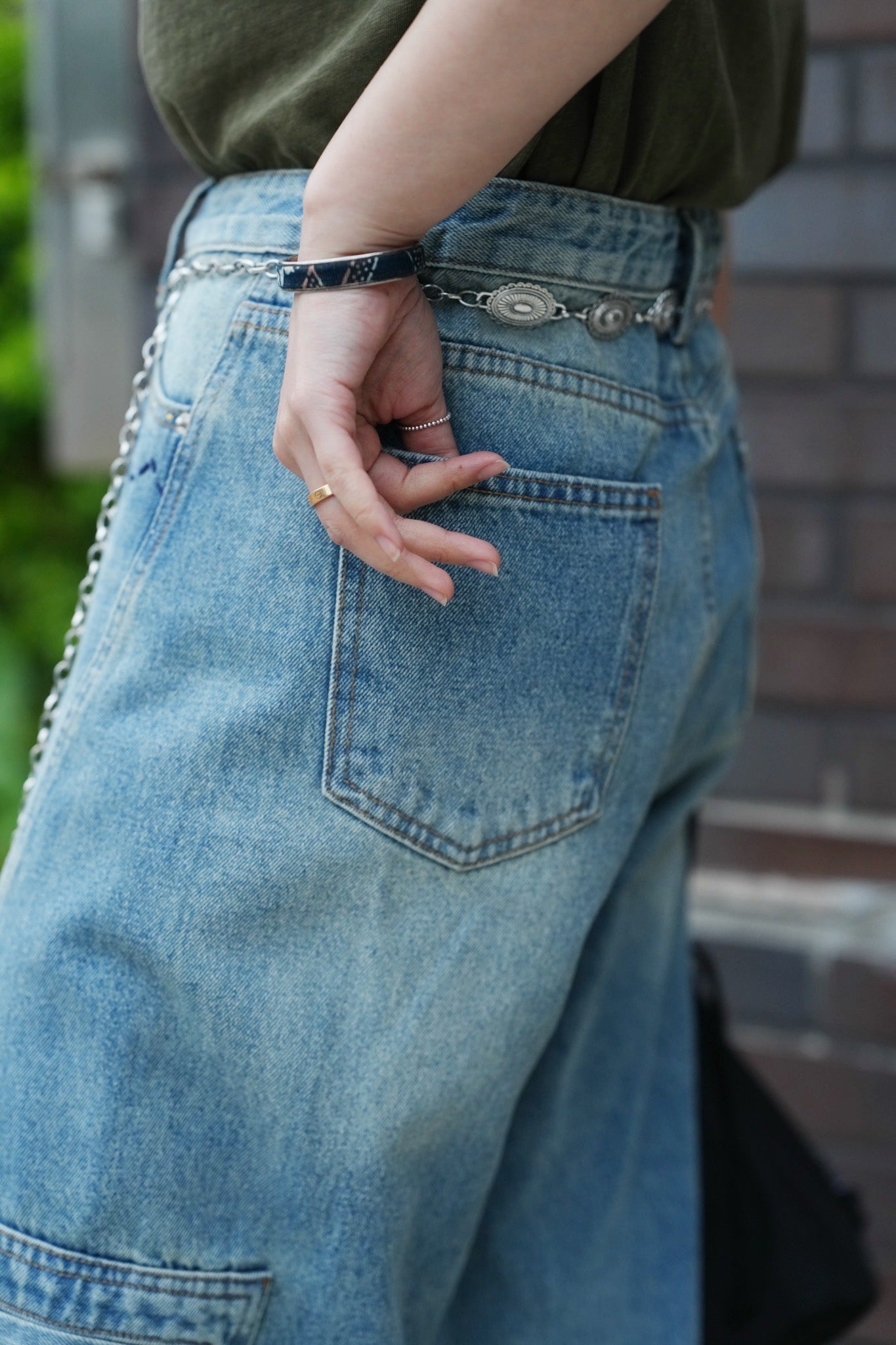 MZ740 EMBROIDERED POCKET JEANS
