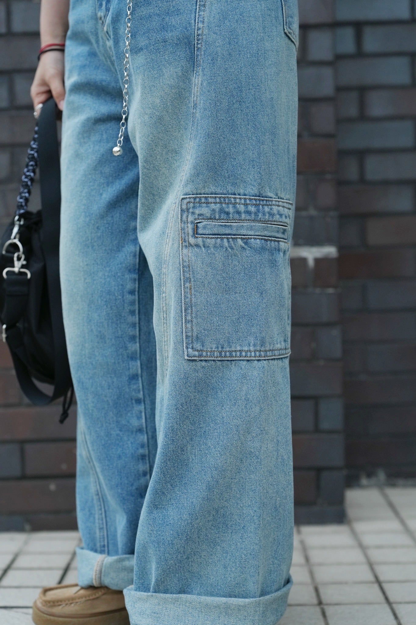 MZ740 EMBROIDERED POCKET JEANS
