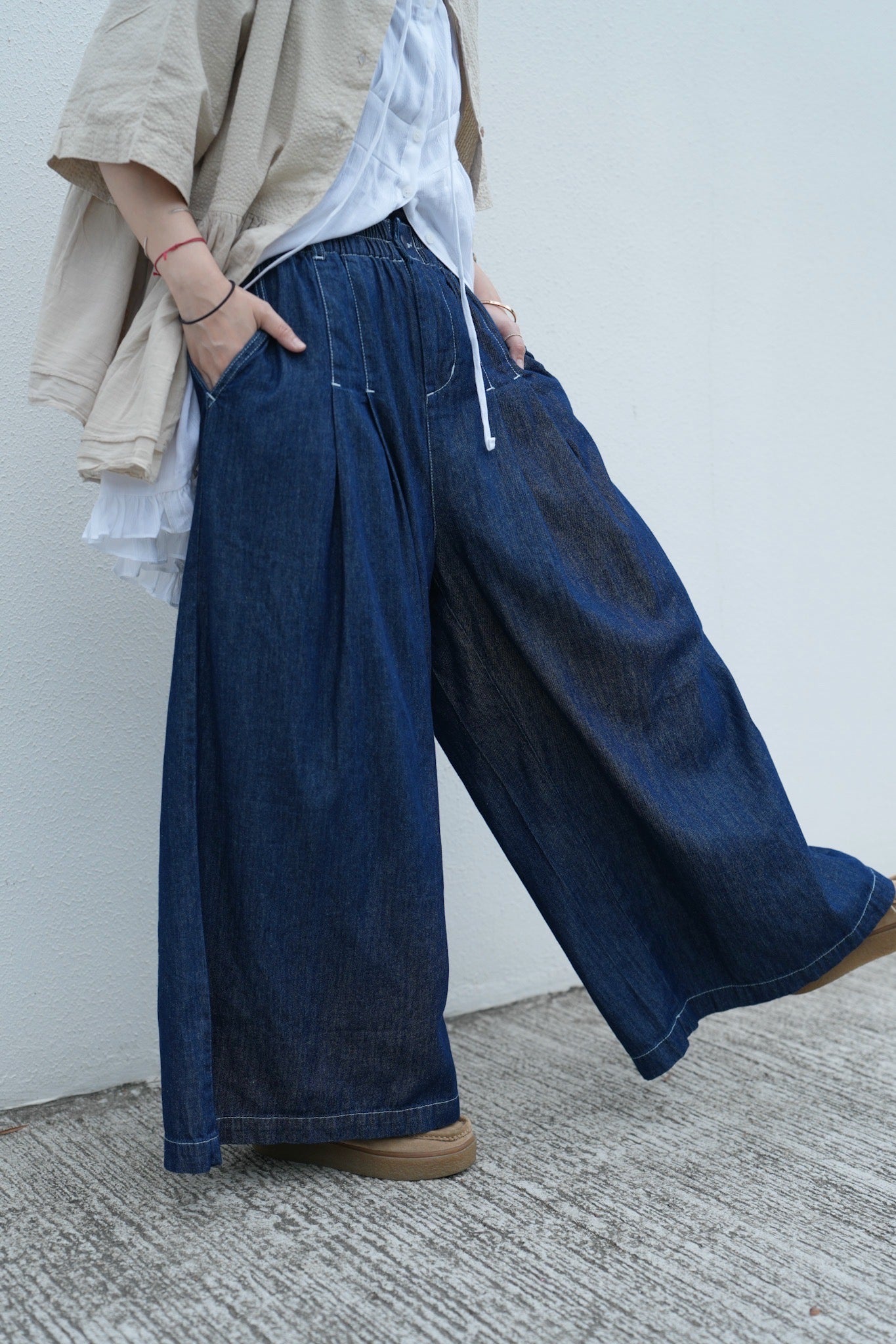 CA698 PLEATED DENIM JEANS