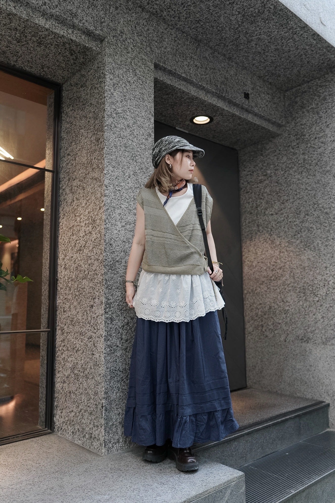 MZ996 CROPPED KNIT V-NECK VEST