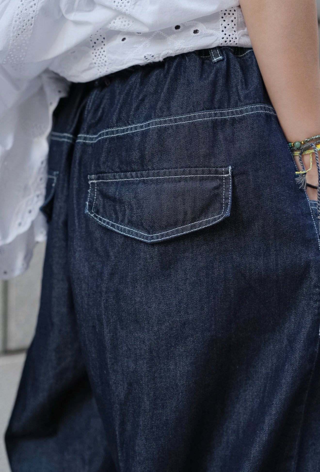 CB110 CONTRAST-STITCHED DENIM JEANS