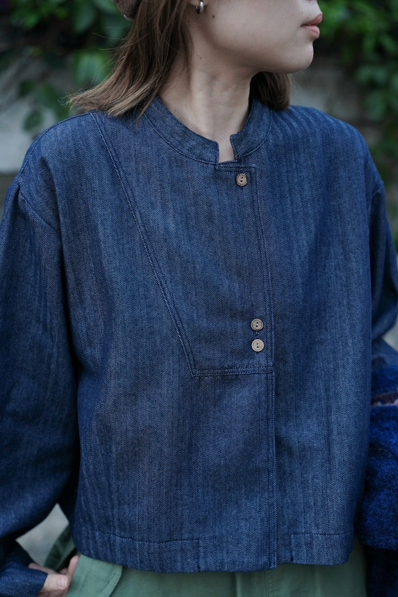 MZ932 HERRINGBONE CROPPED COLLARLESS SHIRT