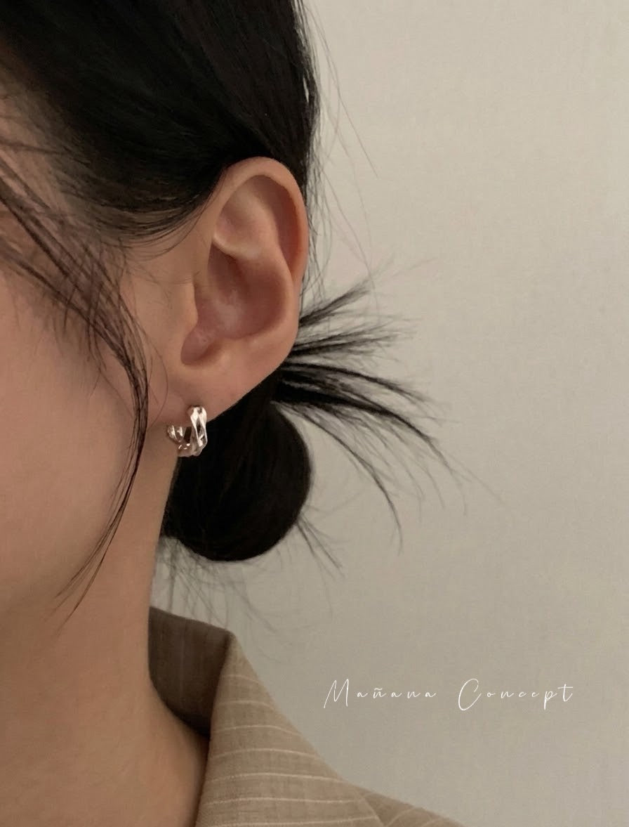 MB027 925 SILVER TWISTED HUGGIE EARRINGS〔 L'Heure Bleue 〕