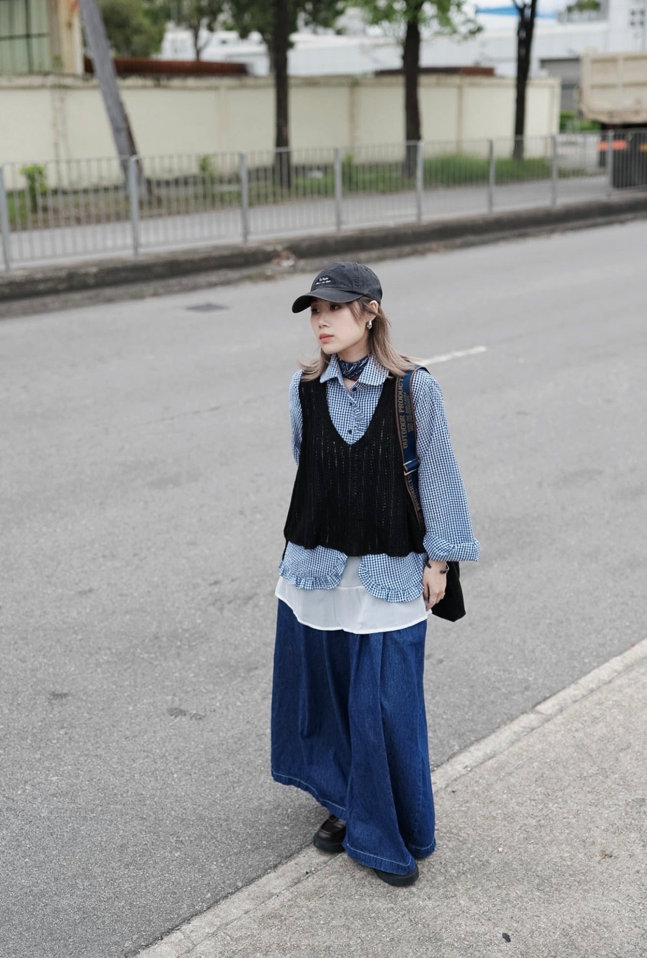MZ968 V-NECK KNIT VEST WITH CONCHO BELT