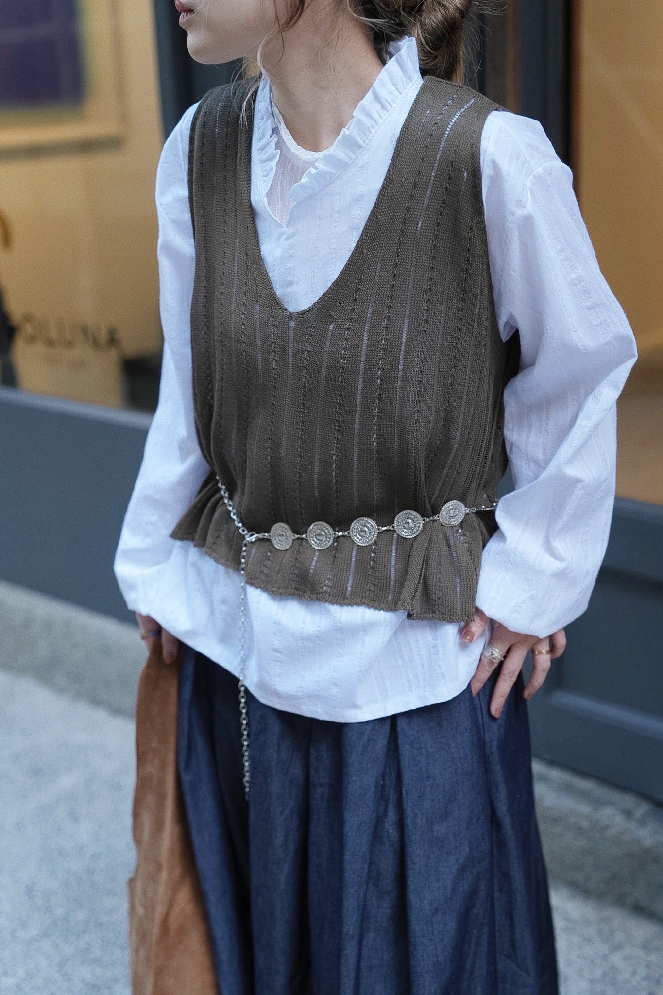 MZ968 V-NECK KNIT VEST WITH CONCHO BELT