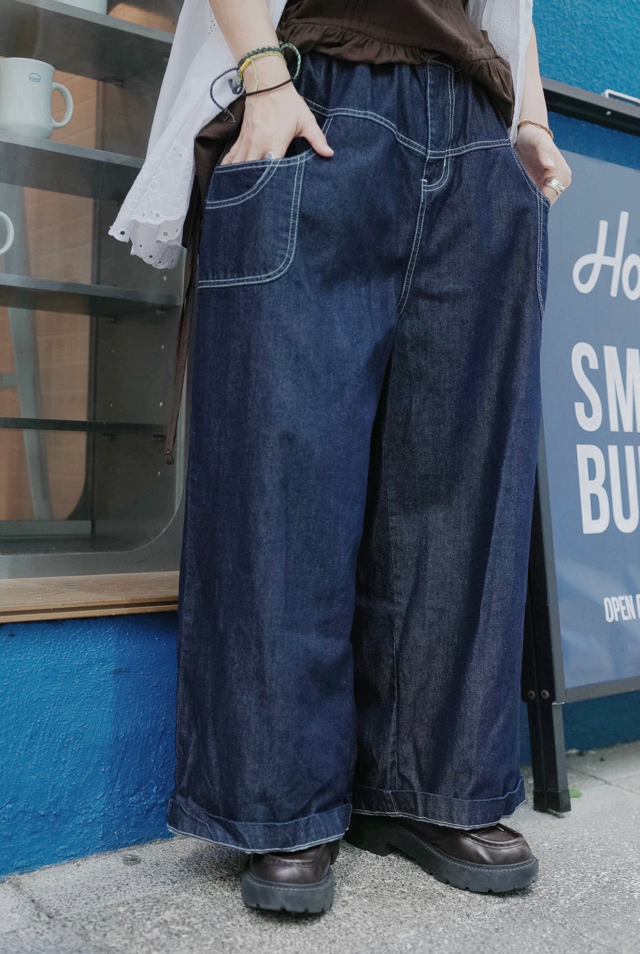 CB110 CONTRAST-STITCHED DENIM JEANS