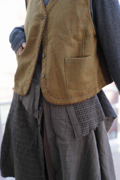 MZ933 CONTRASTED EMBROIDERY VEST