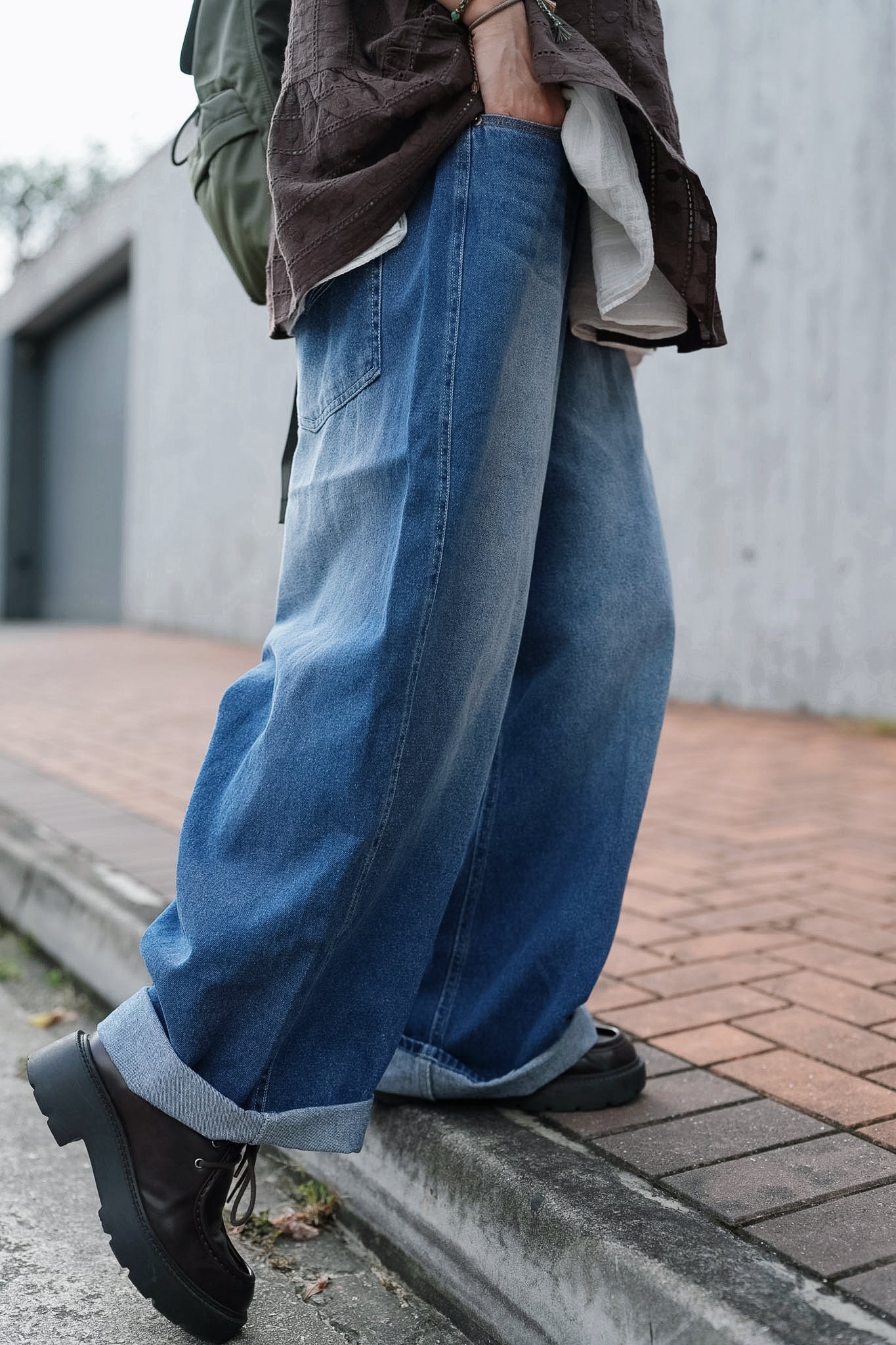 CB141 LOOSE-FIT WASHED DENIM JEANS