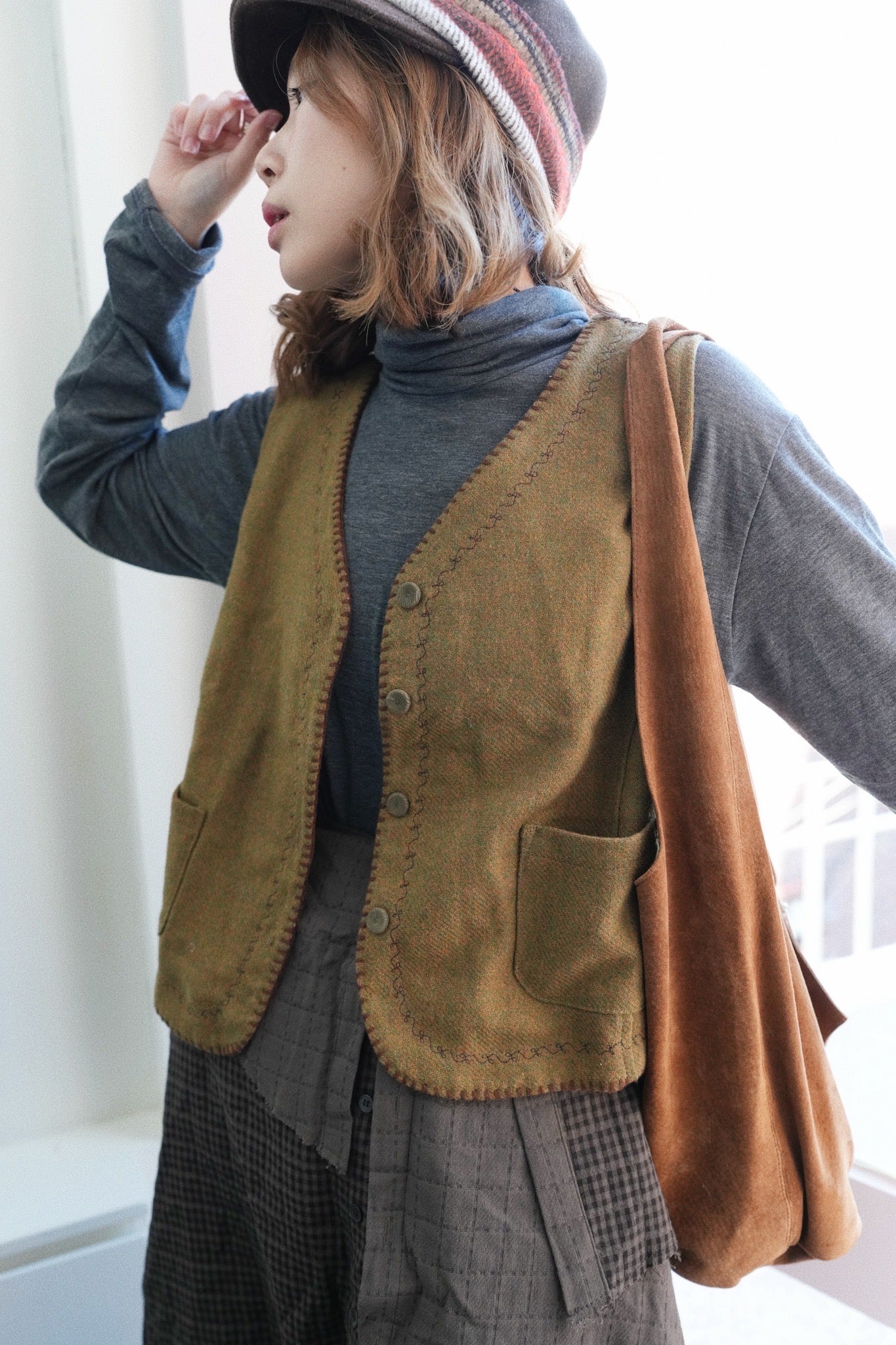 MZ933 CONTRASTED EMBROIDERY VEST