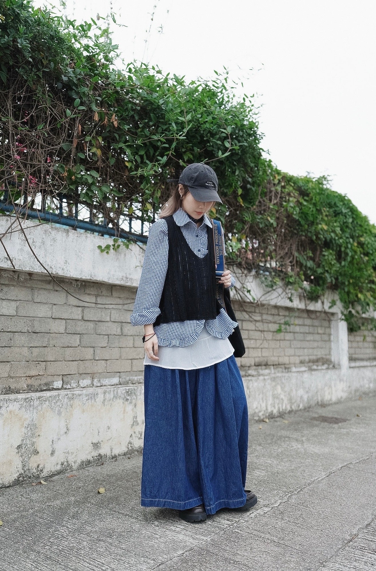 MZ968 V-NECK KNIT VEST WITH CONCHO BELT