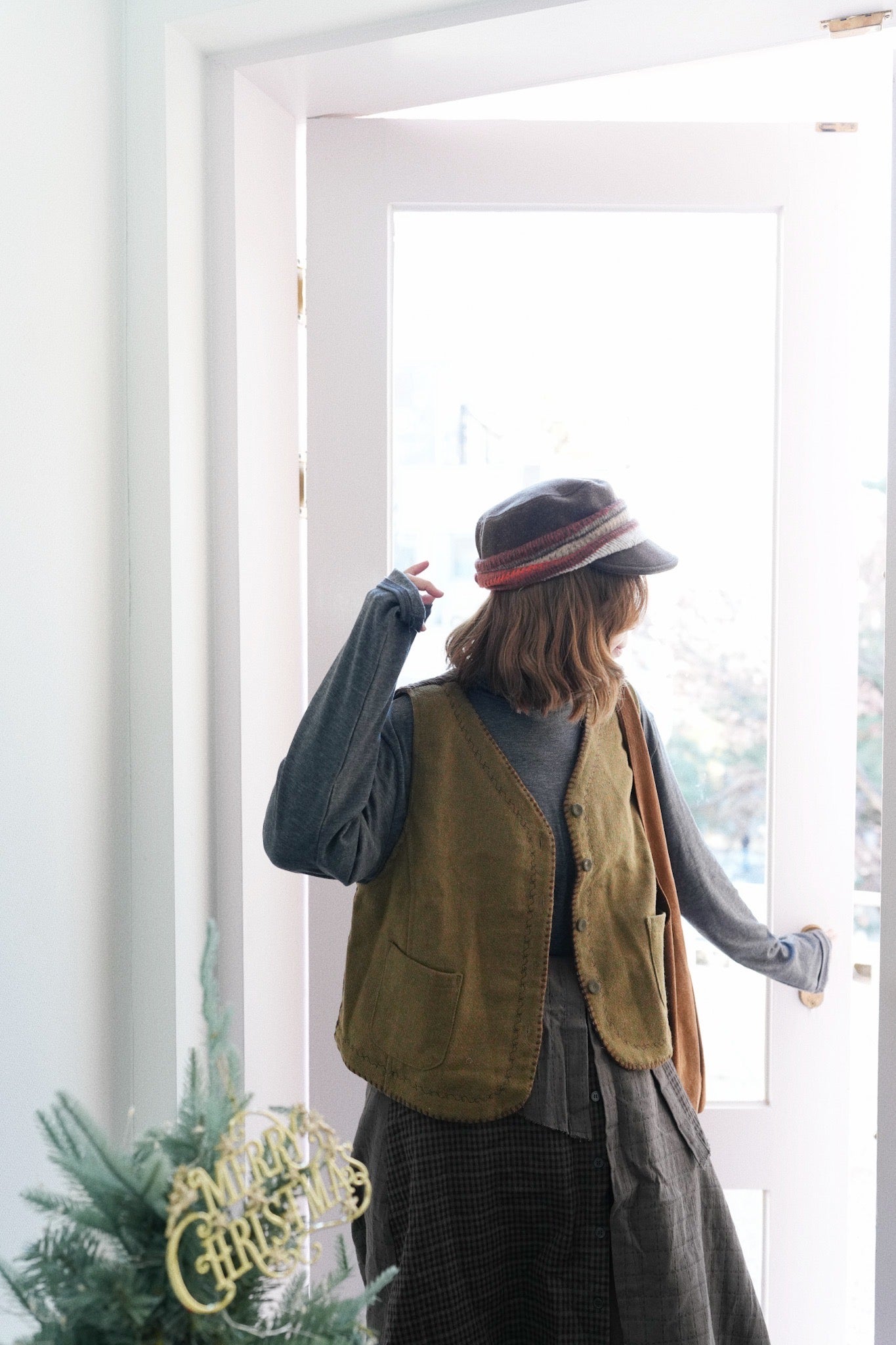 MZ933 CONTRASTED EMBROIDERY VEST