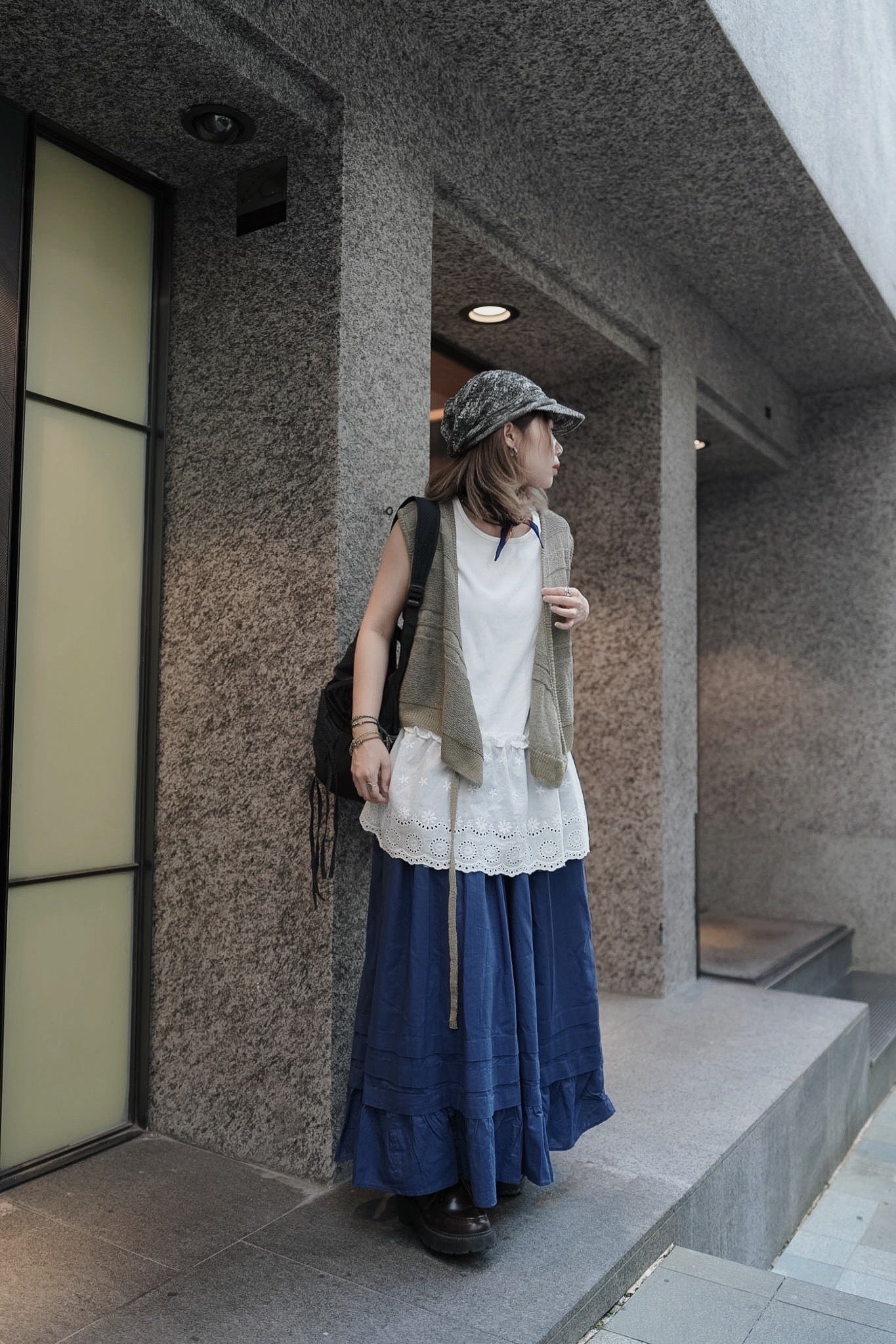 MZ996 CROPPED KNIT V-NECK VEST