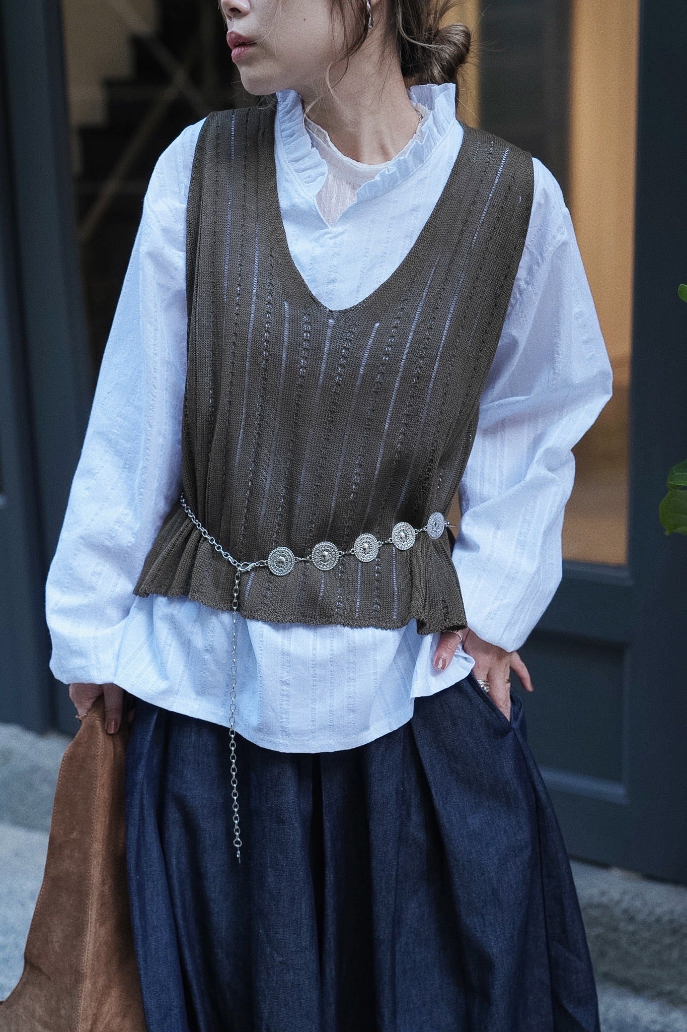 MZ968 V-NECK KNIT VEST WITH CONCHO BELT