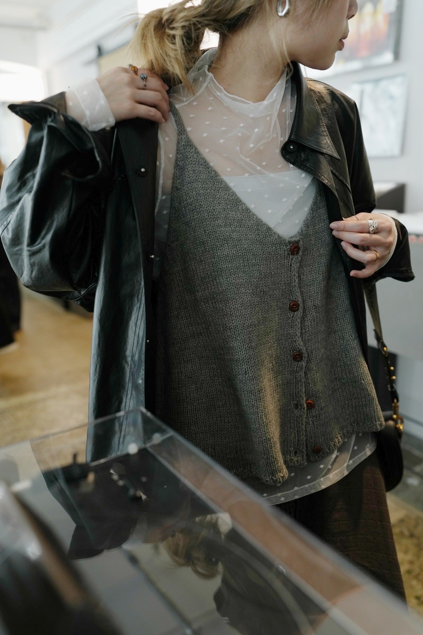 MZ946 V-NECK KNITTED VEST TOP