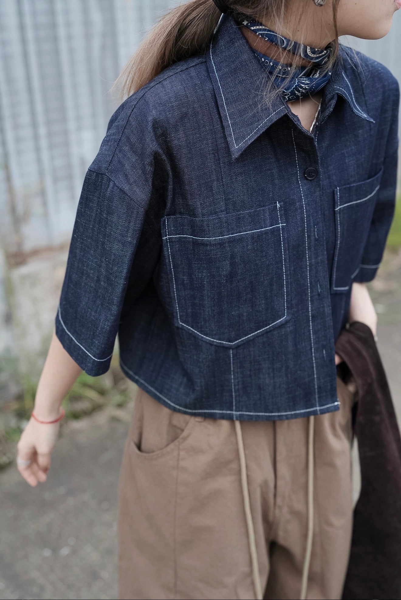 MZ974 DENIM POCKET CROPPED SHIRT
