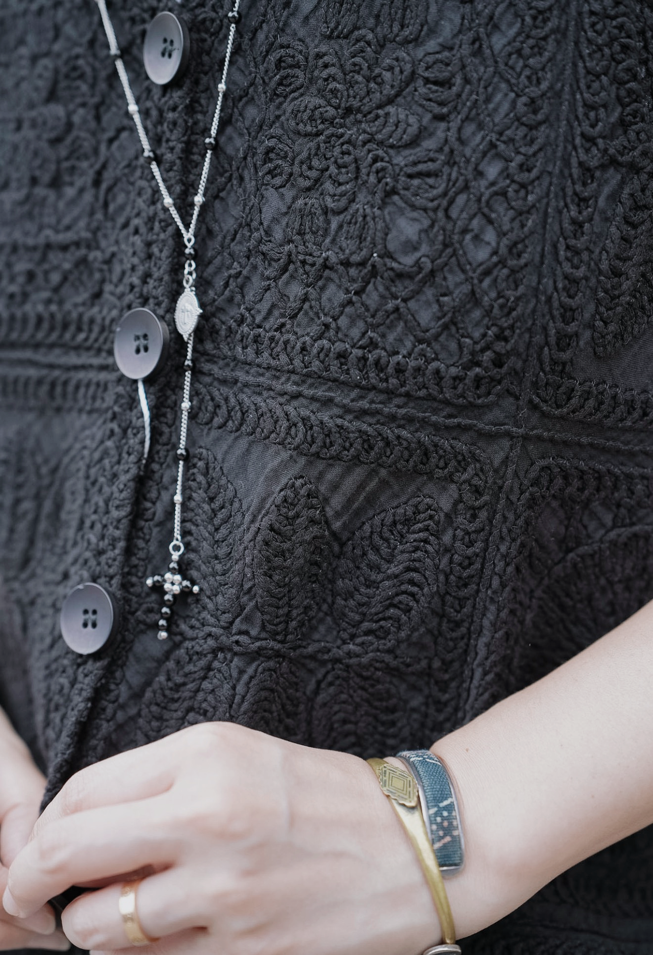NA486 V-NECK LACE VEST