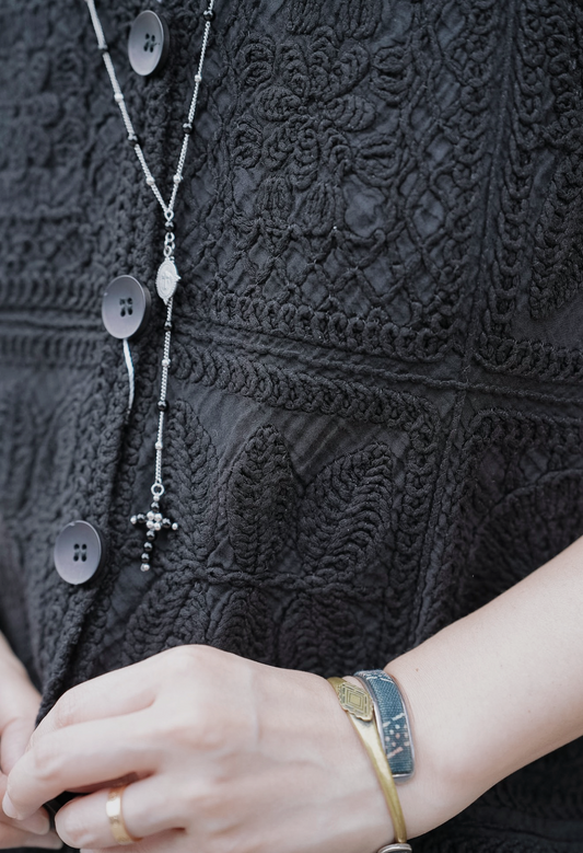 NA486 V-NECK LACE VEST