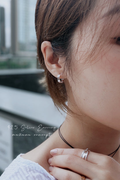 MB027 925 SILVER TWISTED HUGGIE EARRINGS〔 L'Heure Bleue 〕