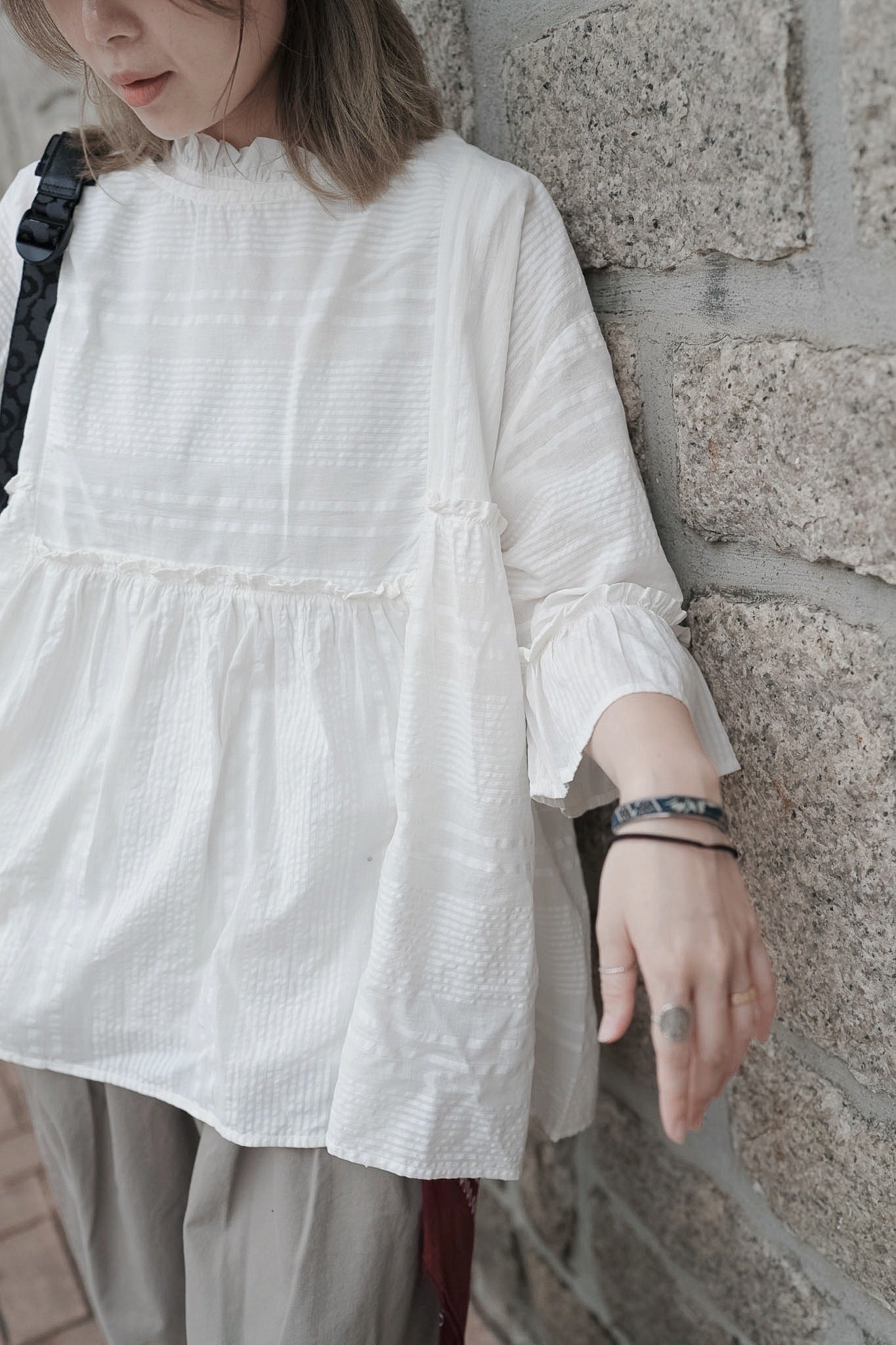 CB116 RUFFLE SLEEVELESS TOP