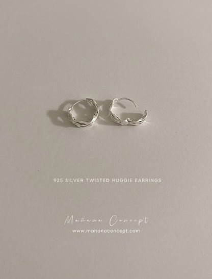 MB027 925 SILVER TWISTED HUGGIE EARRINGS〔 L'Heure Bleue 〕
