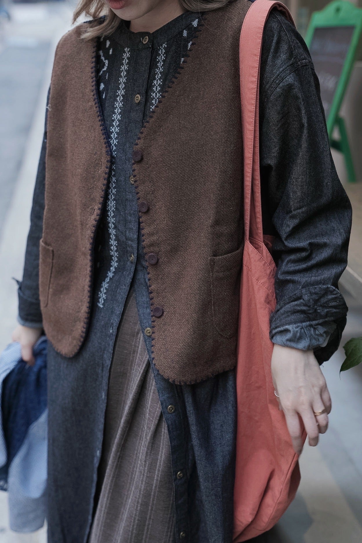 MZ933 CONTRASTED EMBROIDERY VEST