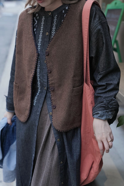 MZ933 CONTRASTED EMBROIDERY VEST