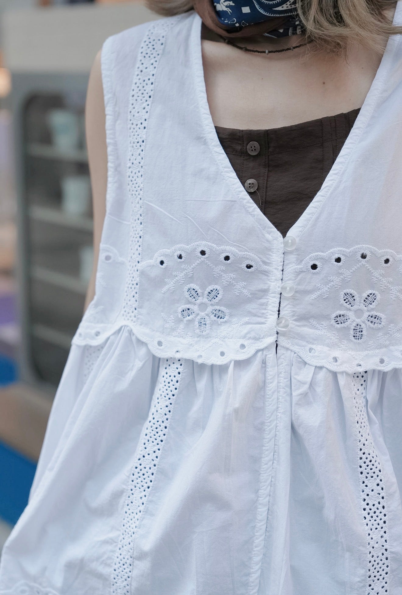 CA921 EMBROIDERED LACE VEST