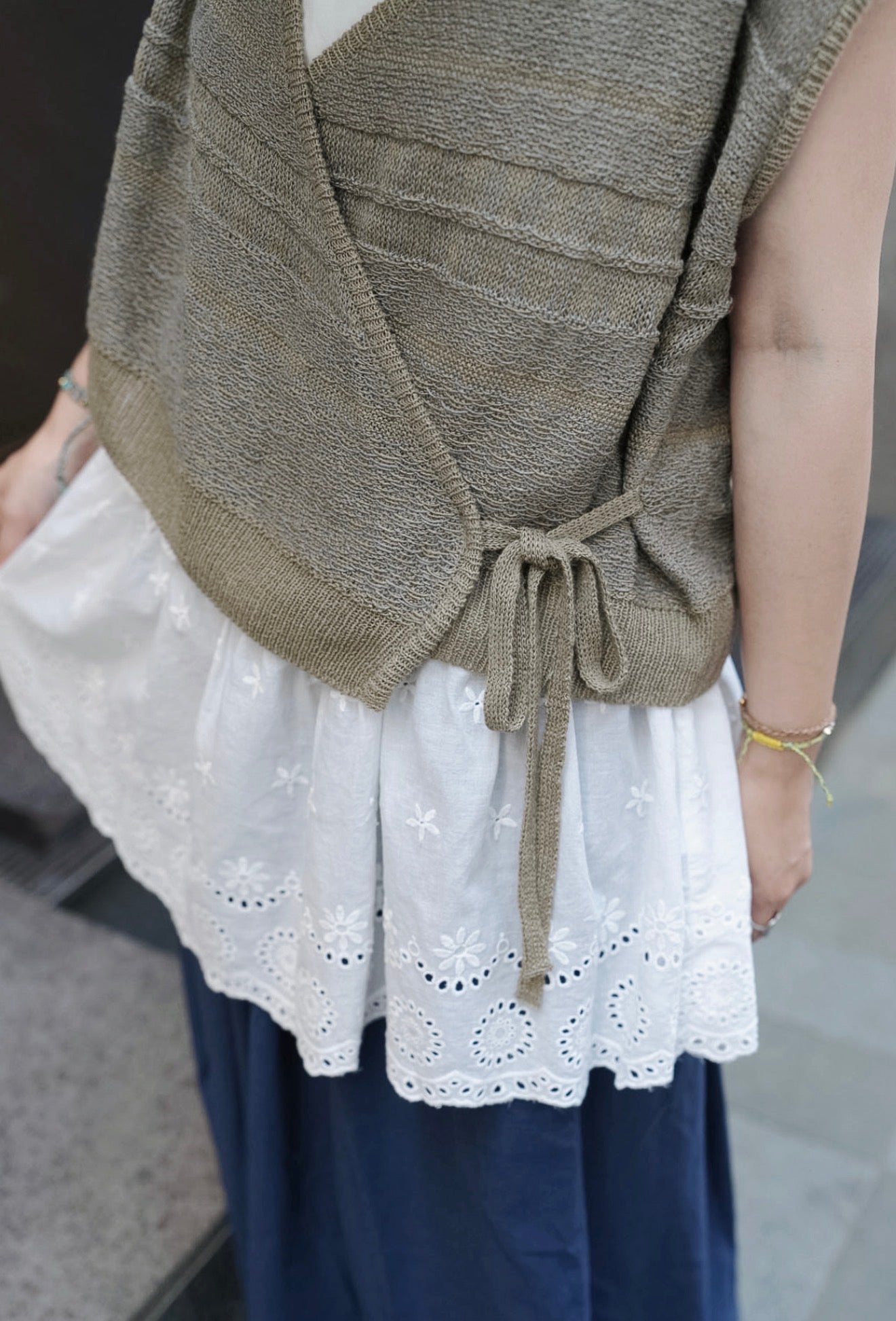 MZ996 CROPPED KNIT V-NECK VEST