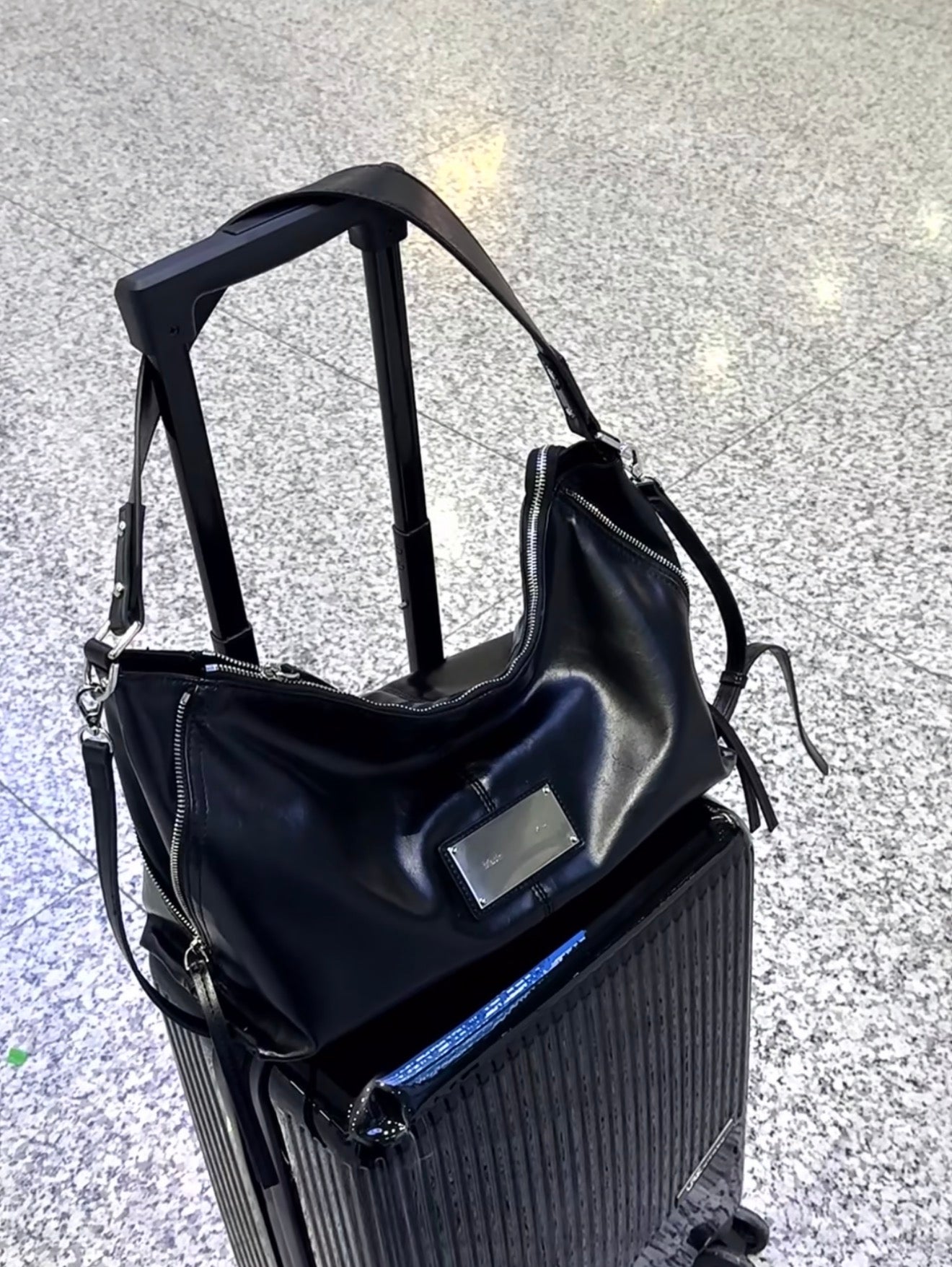 【斷貨王】MATIN KIM SIDE ZIPPER SHOULDER BAG